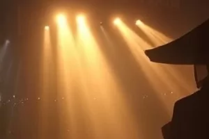 雨夜码头与旧邮筒的剧集主推画面，远处灯塔亮着一盏灯